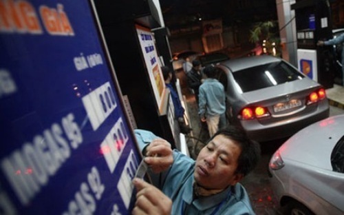 Theo báo cáo của Bộ Công Thương, trong 4 tháng đầu năm 2015, lực lượng 
Quản lý thị trường đã kiểm tra 1.768 vụ, xử lý 273 vụ vi phạm trong kinh
 doanh xăng dầu. 