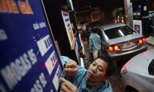 “Sẽ xem xét giảm giá xăng dầu”