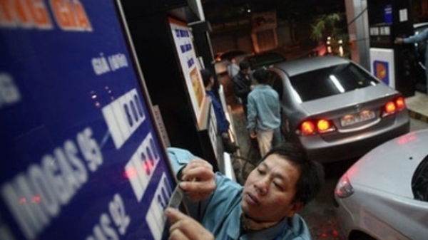 “Sẽ xem xét giảm giá xăng dầu”