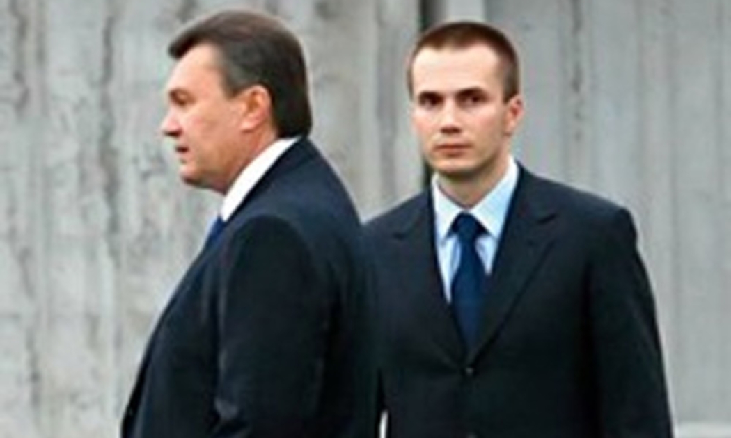 Tổng thống bị phế truất của Ukraine, ông Viktor Yanukovych và con trai, Oleksander Yanukovych.