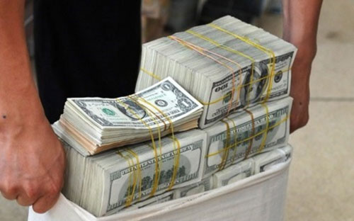 Hiện tượng găm giữ ngoại tệ được nhìn nhận không hẳn vì lãi suất, mà với kỳ vọng tỷ giá tiếp tục tăng - Ảnh: VnExpress.<br>