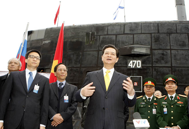 Thủ tướng Chính phủ Nguyễn Tấn Dũng với cán bộ, chiến sỹ tàu ngầm Hà Nội - Ảnh: TTXVN.