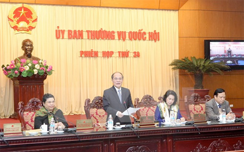 “Phê” dự thảo luật còn nhiều quy định mơ hồ, Chủ tịch Quốc hội Nguyễn Sinh Hùng lưu ý, sau phiên họp này, ban soạn thảo cần tiếp thu, chỉnh lý dự án luật trình Ủy ban Thường vụ Quốc hội tiếp tục xem xét.