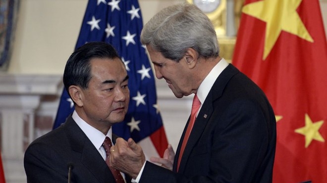 Ngoại trưởng Mỹ John Kerry trong một lần tiếp xúc người đồng cấp Trung Quốc Vương Nghị.