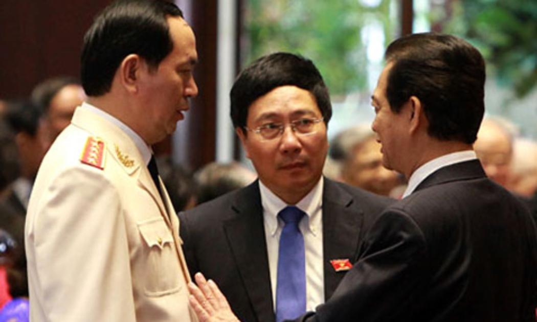 Từ phải sang: Thủ tướng Nguyễn Tấn Dũng, Phó thủ tướng Phạm Bình Minh, Bộ trưởng Bộ Công an Trần Đại Quang tại diễn đàn Quốc hội - Ảnh: Việt Hưng.<br>