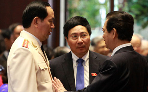 Từ phải sang: Thủ tướng Nguyễn Tấn Dũng, Phó thủ tướng Phạm Bình Minh, Bộ trưởng Bộ Công an Trần Đại Quang tại diễn đàn Quốc hội - Ảnh: Việt Hưng.<br>