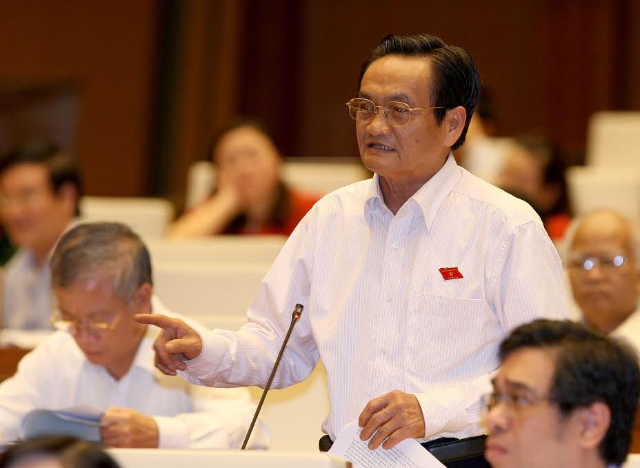 Đại biểu Trần Du Lịch đề nghị phải chế định làm sao để trong tương lai, một số tập đoàn kiểu như Telsa của Úc, như Petronas của Malaysia... hàng năm báo cáo Quốc hội, và Quốc hội sẽ quyết để lại tiền hay là lấy về đầu tư mới, thậm chí là bổ sung tiền cho các tập đoàn đó.