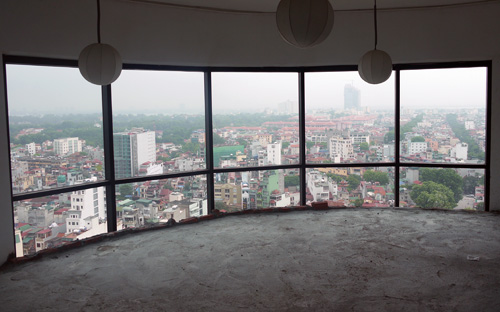 Ủy ban Thường vụ Quốc hội nhất trí là cần mở rộng điều kiện thoáng hơn
 quy định hiện hành, nhưng phải tổng kết việc thí điểm cho tổ chức, cá 
nhân nước ngoài mua và sở hữu nhà ở tại Việt Nam, trên cơ sở đó đưa vào 
dự thảo luật các điều kiện cụ thể.