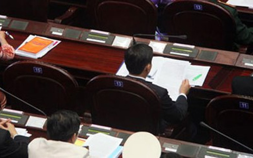 Dự thảo nội quy kỳ họp mới nhất tại điều 5 quy định, đại biểu Quốc hội có trách nhiệm tham gia đầy đủ các kỳ họp Quốc hội, các phiên họp tại kỳ họp, góp ý kiến về nội dung của kỳ họp, biểu quyết các vấn đề thuộc nhiệm vụ, quyền hạn của Quốc hội - Ảnh: LĐ.<br>