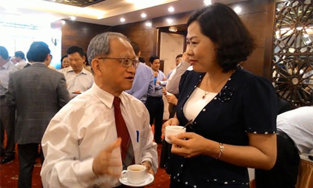 Phó thống đốc Nguyễn Thị Hồng và TS. Lê Đăng Doanh, bên lề Diễn đàn Kinh tế Mùa xuân 2015.