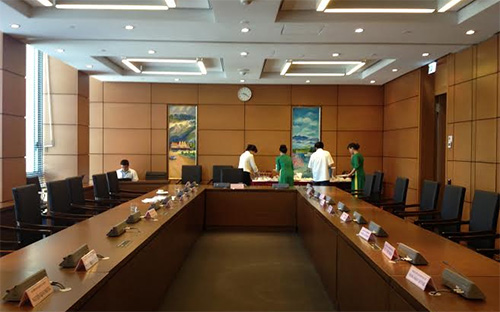 9h20 phút, phòng họp tổ chỉ còn nhân viên phục vụ dọn dẹp bàn trà.