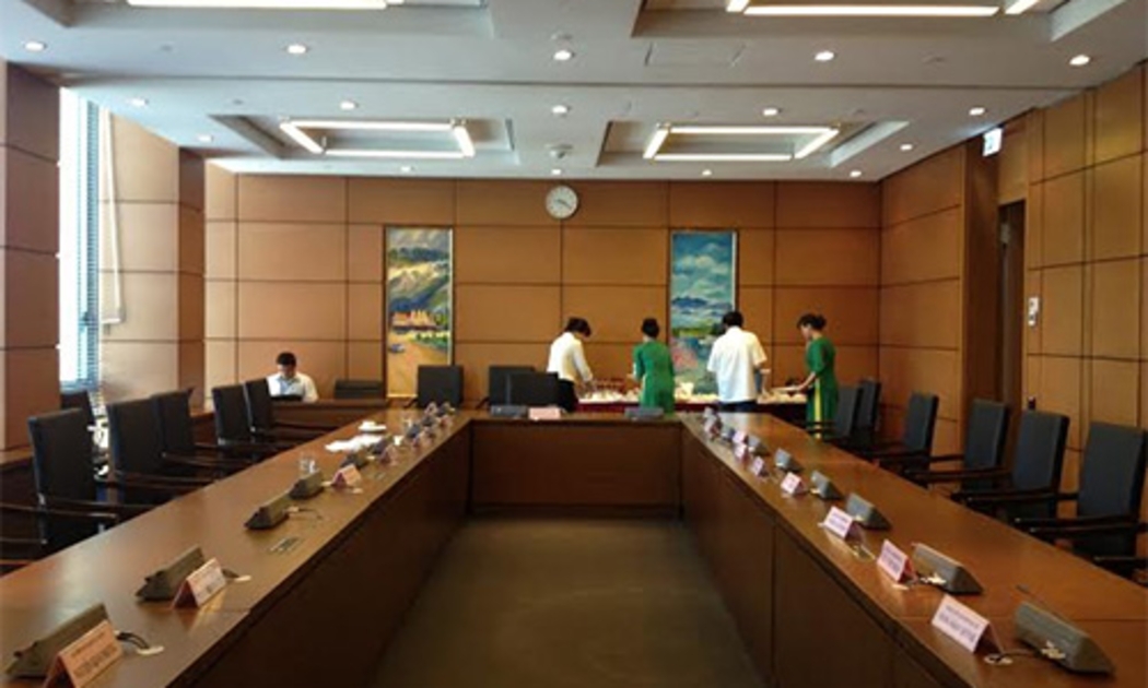 9h20 phút, phòng họp tổ chỉ còn nhân viên phục vụ dọn dẹp bàn trà.