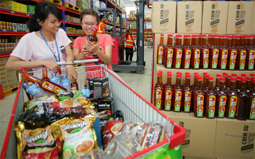 Trong top 5 thương hiệu hàng tiêu dùng nhanh được chọn mua nhiều nhất, 
chỉ có hai thương hiệu ngoại lọt vào danh sách. Cả 3 thương hiệu còn lại đều thuộc về doanh nghiệp trong nước - Ảnh: Lê Toàn.