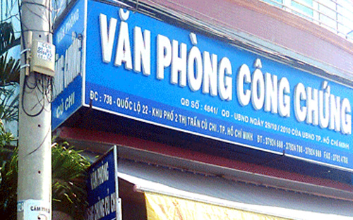 Ủy ban Thường vụ Quốc hội giải thích, công chứng viên là những người 
được Nhà nước bổ nhiệm để thực hiện một loại dịch vụ công đặc biệt, thay
 mặt Nhà nước xác nhận tính hợp pháp của các giao dịch, giấy tờ, đòi hỏi
 tính chuyên môn và trách nhiệm pháp lý cao. Do đó, ngoài các yêu
 cầu về chuyên môn, trong tiêu chuẩn để bổ nhiệm công chứng viên còn cần
 có sự ràng buộc về trách nhiệm, nghĩa vụ đối với Nhà nước, với chế độ. 