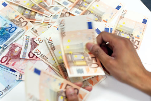 Hai đồng ngoại tệ được SSI điểm lại là Euro và Yên Nhật, đã giảm rất mạnh so với VND trong năm 2014.