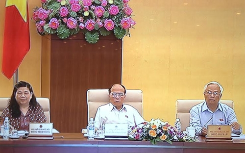 Theo Chủ tịch Quốc hội (giữa), việc dân sự cốt ở hai bên nên dân không cần kêu Nhà nước là tốt nhất, nhưng khi đã không tự giải quyết được thì mới kêu Nhà nước.