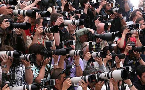 Truyền thông đóng vai trò vô cùng quan trọng trong đời sống kinh tế - xã hội, đặc biệt là ở thời buổi thông tin đa dạng hiện nay. <br>