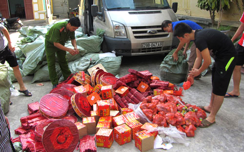 Theo dự thảo luật, việc kinh doanh các loại pháo bị cấm, trừ pháo tín hiệu, pháo hỏa thuật theo quy định của cơ quan Nhà nước có thẩm quyền - Ảnh: TN.<br>