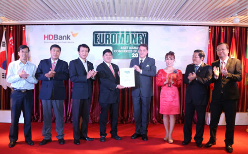 Lễ trao giải thưởng “Doanh nghiệp quản lý tốt nhất” 2015 của Euromoney cho HDBank.<br>