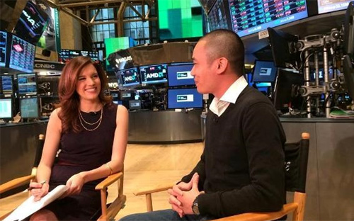 Nguyễn Hà Đông trong cuộc trò chuyện với người dẫn chương trình Kelly Evans của đài CNBC - Ảnh: Vietnam Plus.<br>