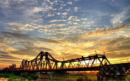 Với tư cách là đơn vị trực tiếp đưa ra 3 phương án cải tạo cầu Long 
Biên, ông Trần Thiện Cảnh, Phó tổng giám đốc Công ty Cổ phần Tư vấn Đầu 
tư và Xây dựng Giao thông Vận tải (TRICC), cho biết việc nghiên cứu và 
đề xuất ba phương án xây dựng cầu đường sắt trùng lên cầu Long Biên là 
theo đề bài của thành phố Hà Nội - Ảnh: LensMF.