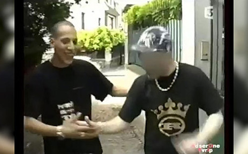 Cherif Kouachi (bên trái) trong một đoạn phim tài liệu của kênh truyền hình France 3, vào năm 2005.<br>