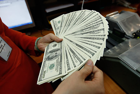 Quãng 2008 đến nay, hơn ai hết nhà đầu tư nước ngoài thấm thía nhất rủi 
ro của tỷ giá. Mỗi lần tăng là tài sản họ giảm đi, thậm chí lỗ nặng. Và 
cũng chính sự ổn định của tỷ giá hơn hai năm qua là một trong những điểm
 hấp dẫn nhất của thị trường Việt Nam so với khu vực để thu hút vốn đầu 
tư nước ngoài.