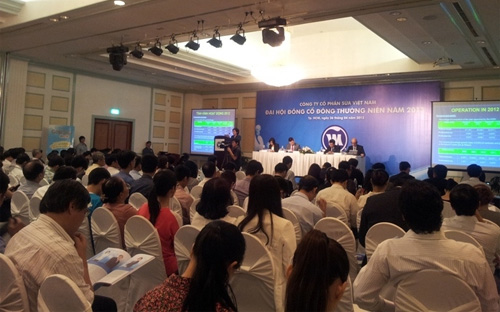 Gần đây thị trường còn ồn ào chuyện danh mục đầu tư có giá thị 
trường 50.000 tỷ đồng và lợi nhuận của SCIC có sự gia tăng chủ yếu nhờ 
đóng góp của Vinamilk. Doanh nghiệp thì cho rằng, lợi nhuận họ làm ra 
chủ yếu là sự cố gắng của mình chứ SCIC hầu như chỉ ngồi đó đắc lợi.