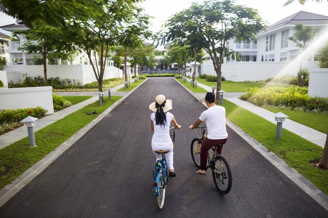 Chủ đầu tư cho biết sẽ trao ngay giấy chứng nhận quyền sử dụng đất và biệt thự, đi kèm với cam kết đảm bảo tỉ suất lợi nhuận.