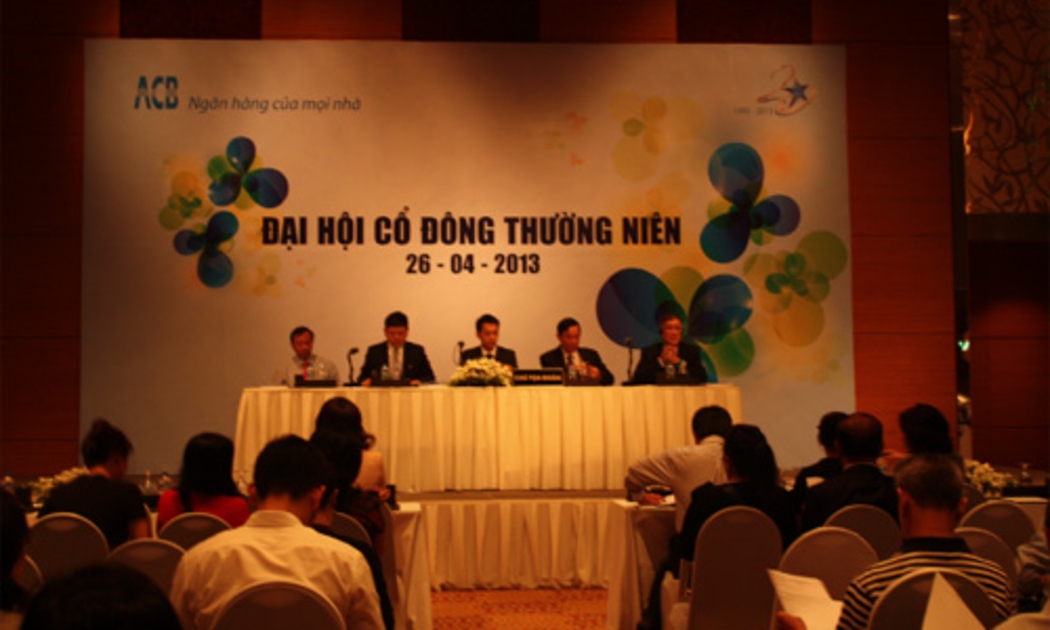 Đại hội cổ đông thường niên của ACB năm ngoái. Đã hai năm, ACB vẫn “treo” con số 718,9 tỷ đồng trong báo cáo tài chính, chưa thực hiện trích lập dự phòng rủi ro.