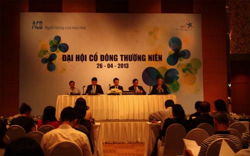 Đại hội cổ đông thường niên của ACB năm ngoái. Đã hai năm, ACB vẫn “treo” con số 718,9 tỷ đồng trong báo cáo tài chính, chưa thực hiện trích lập dự phòng rủi ro.