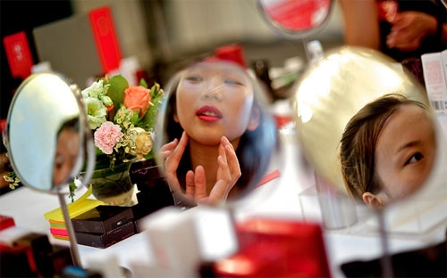 Veet đã tung ra những quảng cáo đánh đồng làn da nhẵn nhụi, không có lông lá gì với sức khỏe, sự tự tin và “hào quang tỏa sáng”.