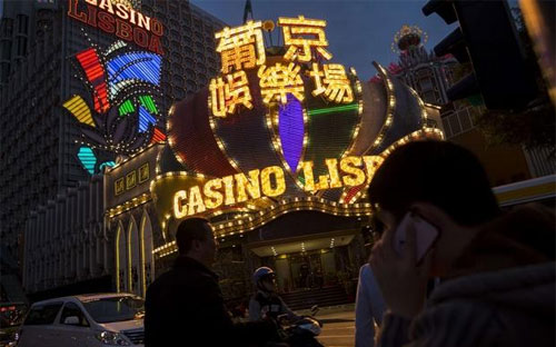 Bên ngoài một sòng bạc ở Macau - Ảnh: Reuters.<br>
