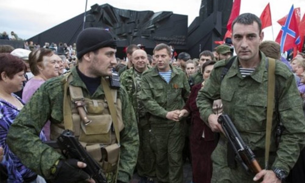 Quân nổi dậy ở Donetsk, miền Đông Ukraine, trong một buổi lễ kỷ niệm ngày 8/9 - Ảnh: Reuters/BBC.<br>
