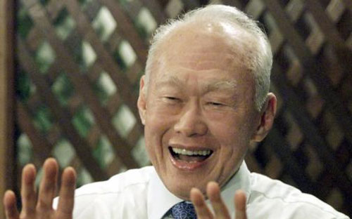 Ông Lý Quang Diệu, nguyên Thủ tướng Singapore, trong một cuộc họp báo ở Kuala Lumpur, Malaysia vào tháng 9/2001 - Ảnh: Reuters.<br>