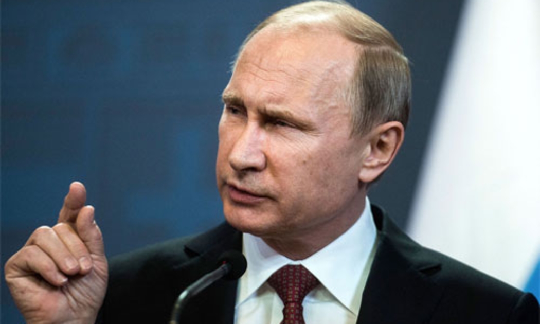 Tổng thống Nga Vladimir Putin phát biểu tại một cuộc họp báo ở Budapest ngày 17/2 - Ảnh: Bloomberg.<br>