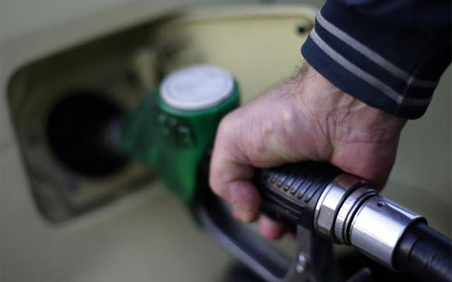 Theo dự báo mà Goldman Sachs vừa đưa ra, giá trung bình của dầu Brent 
trong năm 2015 sẽ chỉ đạt 50,4 USD/thùng, từ mức 83,75 USD/thùng từ lần 
dự báo trước - Ảnh: Reuters. 