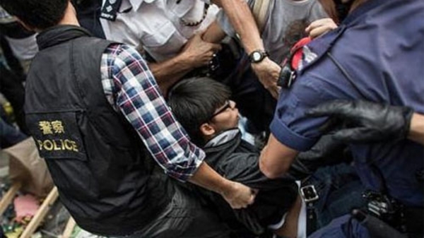 Thủ lĩnh sinh viên Hồng Kông bị bắt, Trung Quốc ủng hộ dẹp biểu tình