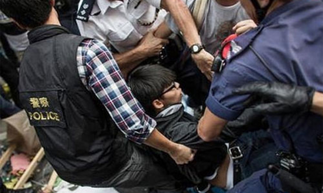 Thủ lĩnh sinh viên Hồng Kông Joshua&nbsp; Wong bị bắt ngày 26/11 - Ảnh: Getty.