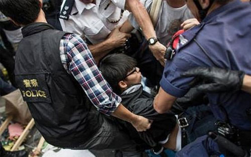 Thủ lĩnh sinh viên Hồng Kông Joshua&nbsp; Wong bị bắt ngày 26/11 - Ảnh: Getty.<br>