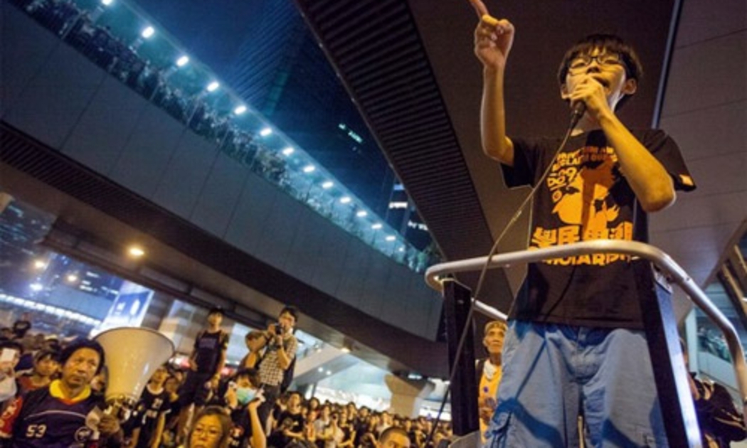 Thủ lĩnh sinh viên Hong Kong biểu tình, Joshua Wong, phát biểu trước dòng người biểu tình ngày 30/9 - Ảnh: EPA/WSJ.