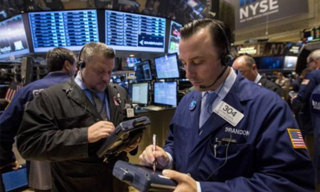 Các nhà giao dịch đang làm việc trên sàn chứng khoán NYSE ở New York, Mỹ ngày 1/10 - Ảnh: Reuters.<br>