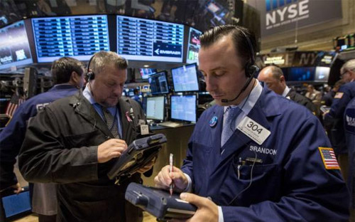 Các nhà giao dịch đang làm việc trên sàn chứng khoán NYSE ở New York, Mỹ ngày 1/10 - Ảnh: Reuters.<br>