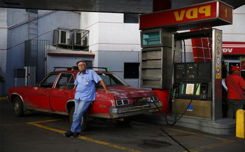 Một trạm bơm xăng ở Caracas, Venezuela tháng 1/2015 - Ảnh: Reuters.<br>