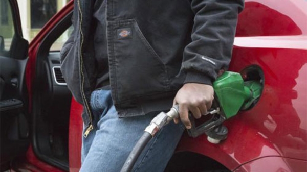 Giá xăng ở Mỹ thấp nhất trong gần 6 năm