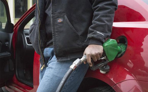 Theo Lundberg, để đảo ngược xu hướng tăng trở lại của giá bán buôn xăng ở Mỹ, giá dầu thô cần giảm mạnh thêm - Ảnh: Reuters.<br>