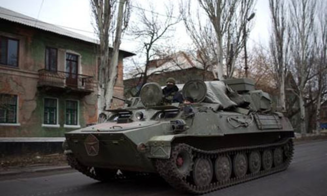 Xe tăng trên đường phố Donetsk thuộc miền Đông Ukraine - Ảnh: Independent.<br>