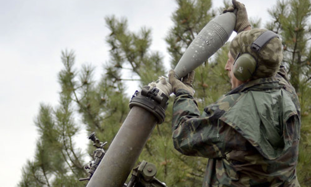 Một binh sỹ chính phủ Ukraine ở làng Peski, gần Donetsk, hôm 18/10 - Ảnh: AFP/Getty.<br>