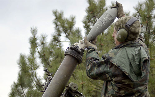 Một binh sỹ chính phủ Ukraine ở làng Peski, gần Donetsk, hôm 18/10 - Ảnh: AFP/Getty.<br>