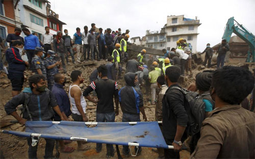 Tới thời điểm này, Bộ Nội vụ Nepal đưa ra con số người thiệt mạng trong vụ động đất là 1.805 người và con số người bị thương là 4.700 người - Ảnh: Reuters.<br>